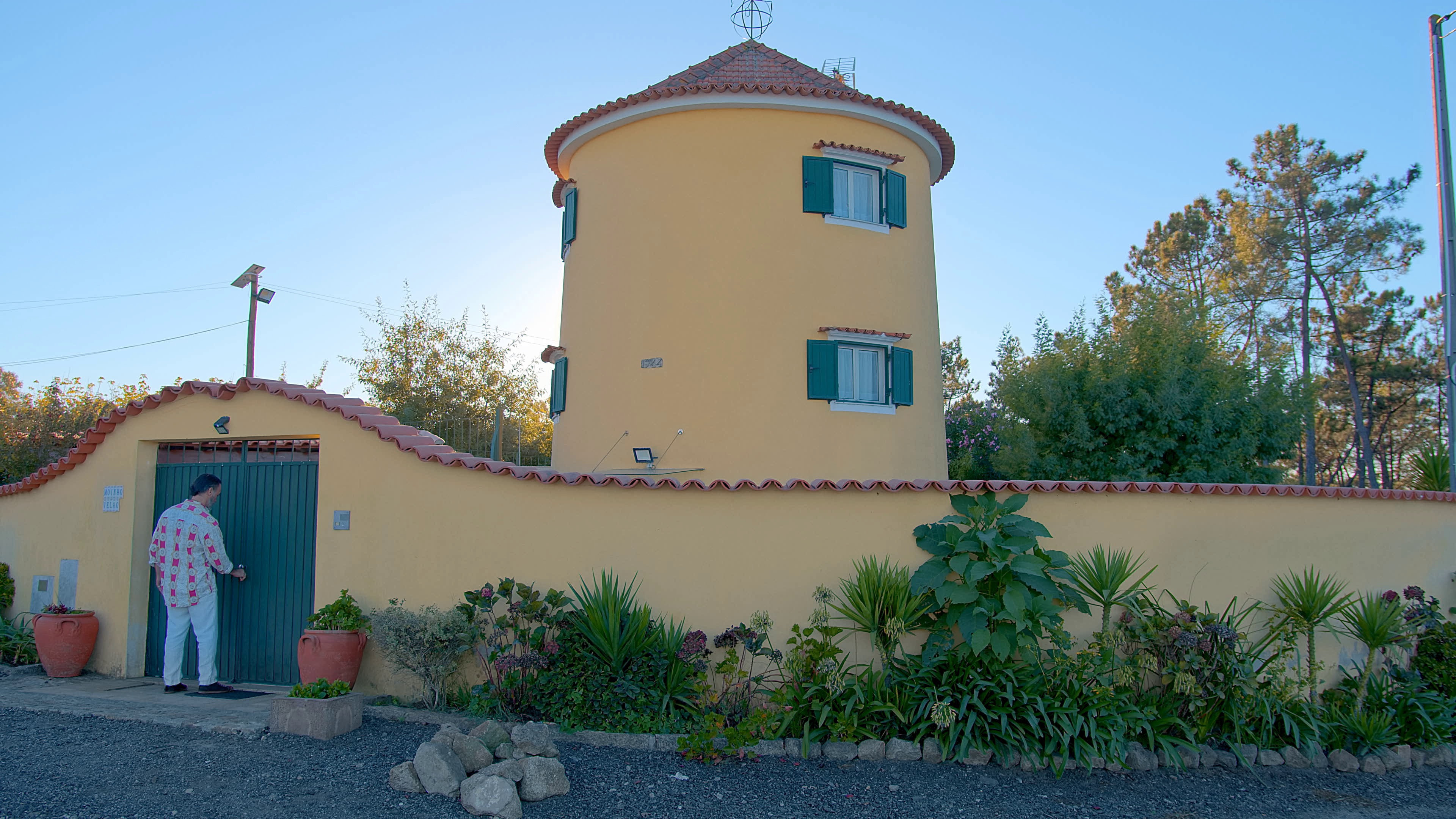 Master Bruno and the Perfidious Macumbas of the Ball Background