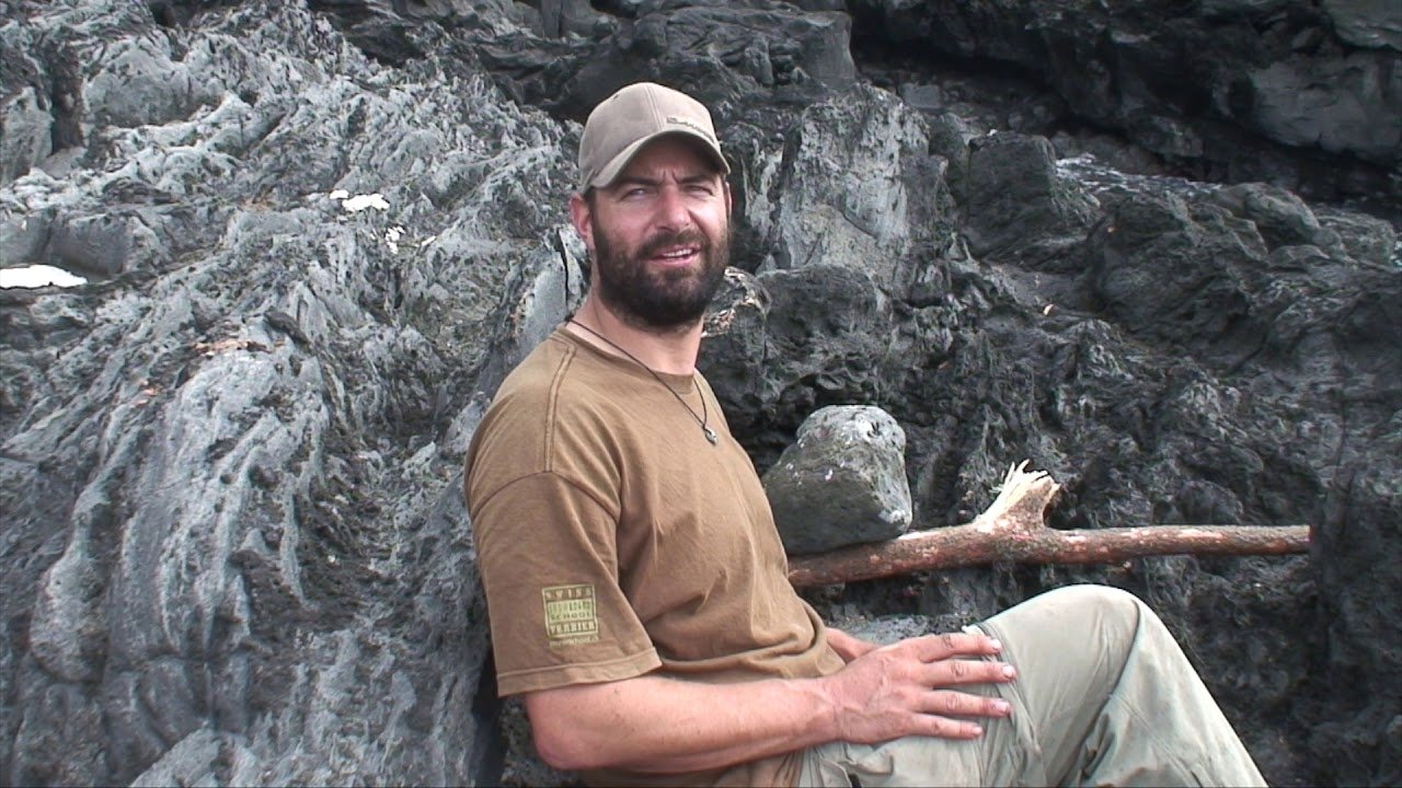 300 Days Alone On an Island Background