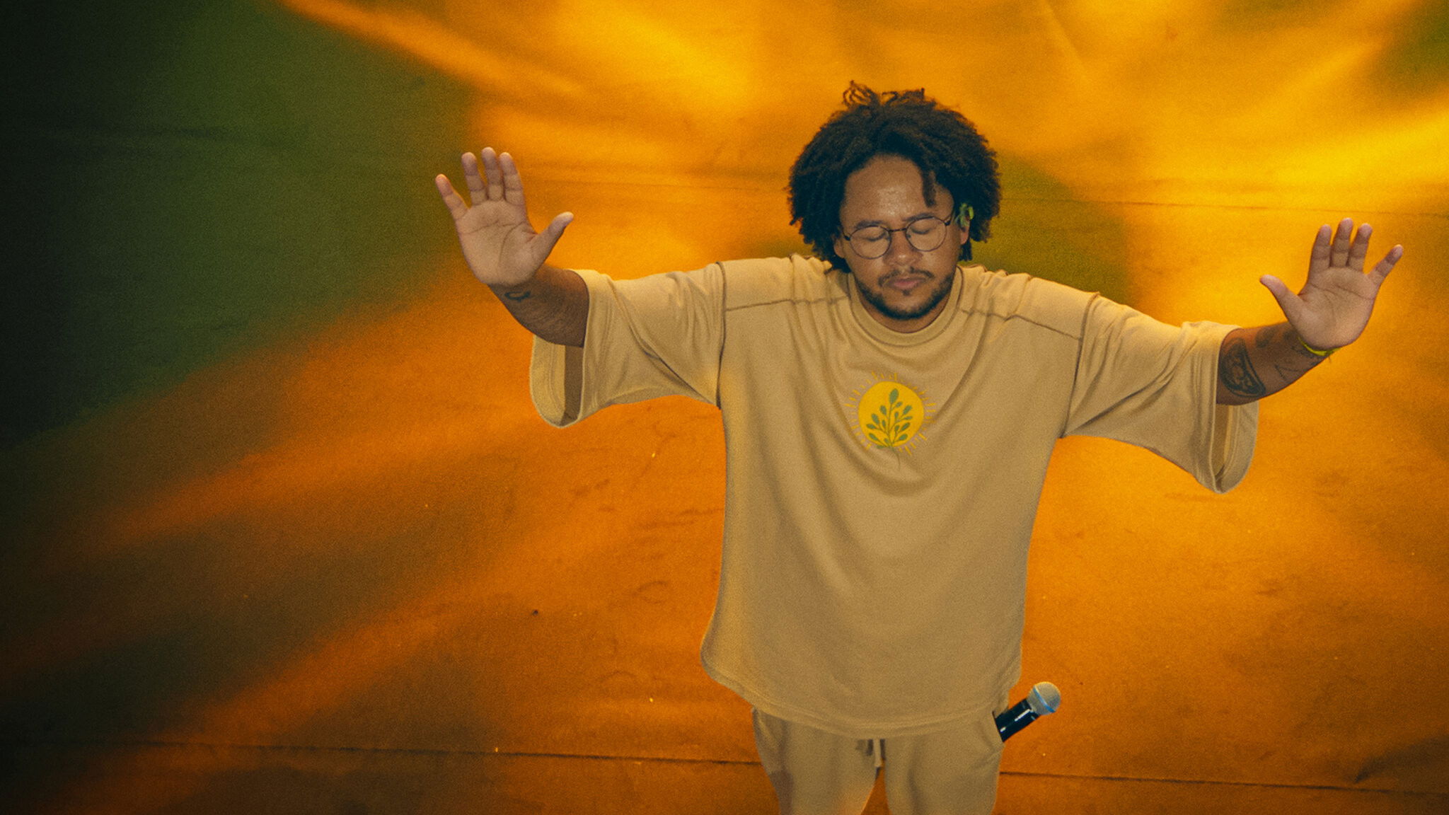 Emicida: AmarElo – Ao Vivo Background