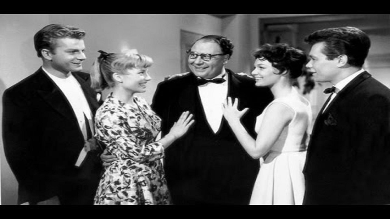 Der müde Theodor Background