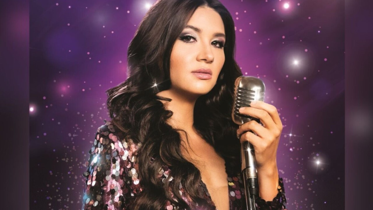 Arelys Henao Background