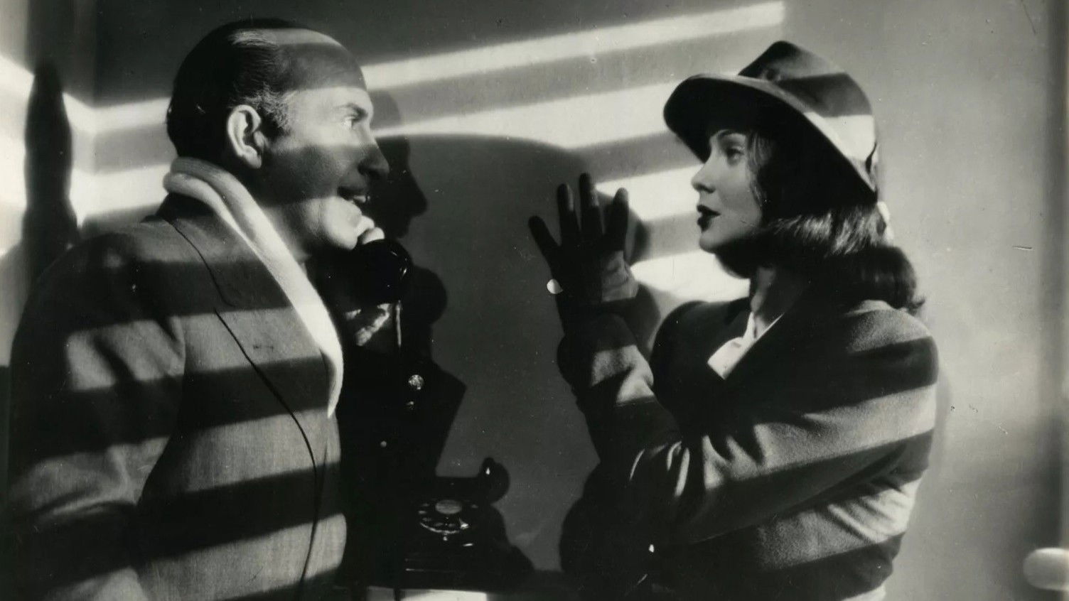 Mille lire al mese Background