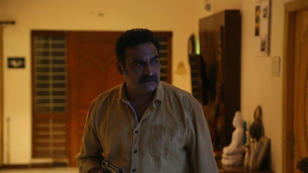 Iravukku Aayiram Kangal Background