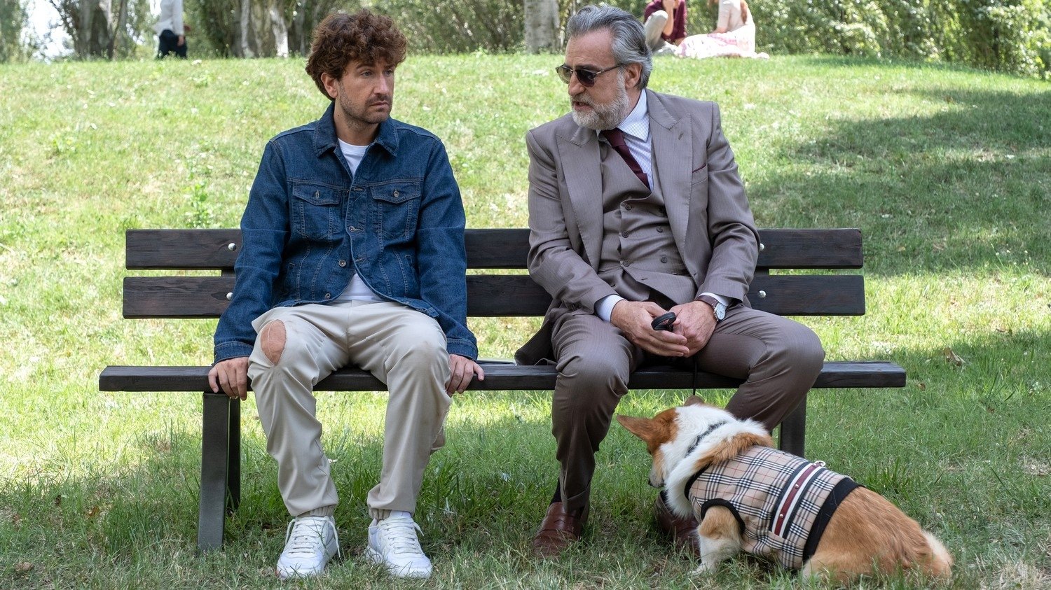 Tramite amicizia Background