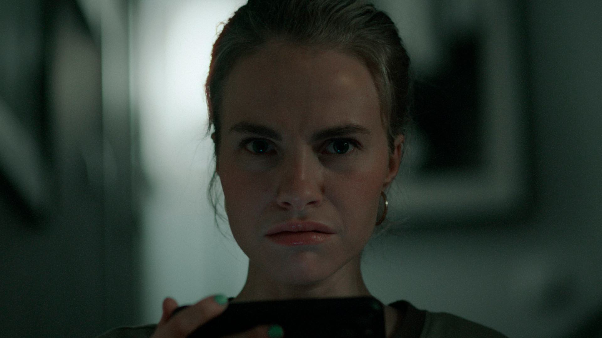 La visitante Background