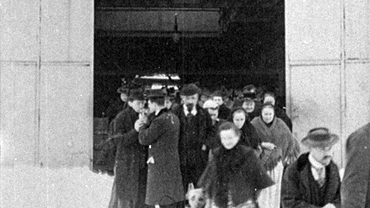 Sortie d'usine, [IV] Background