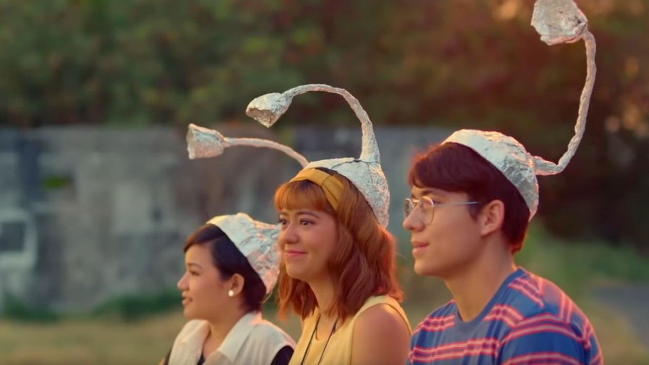 Ang Babaeng Allergic sa Wi-Fi Background