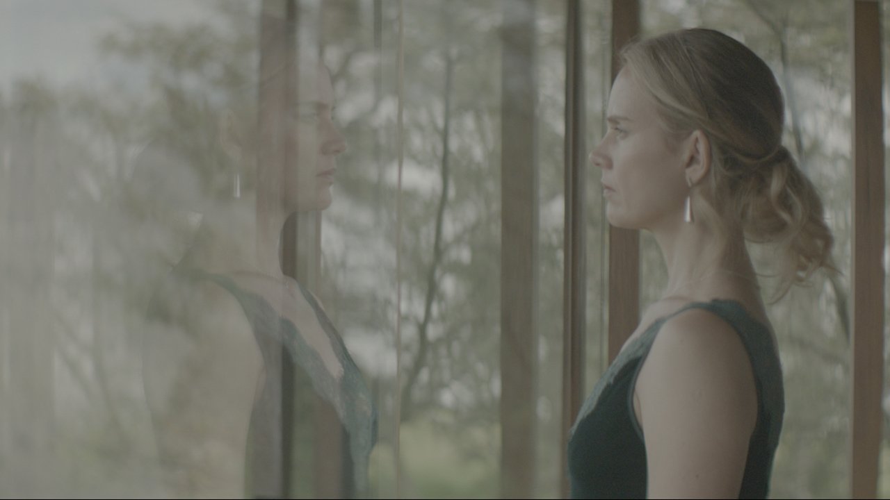 Lo Invisible Background