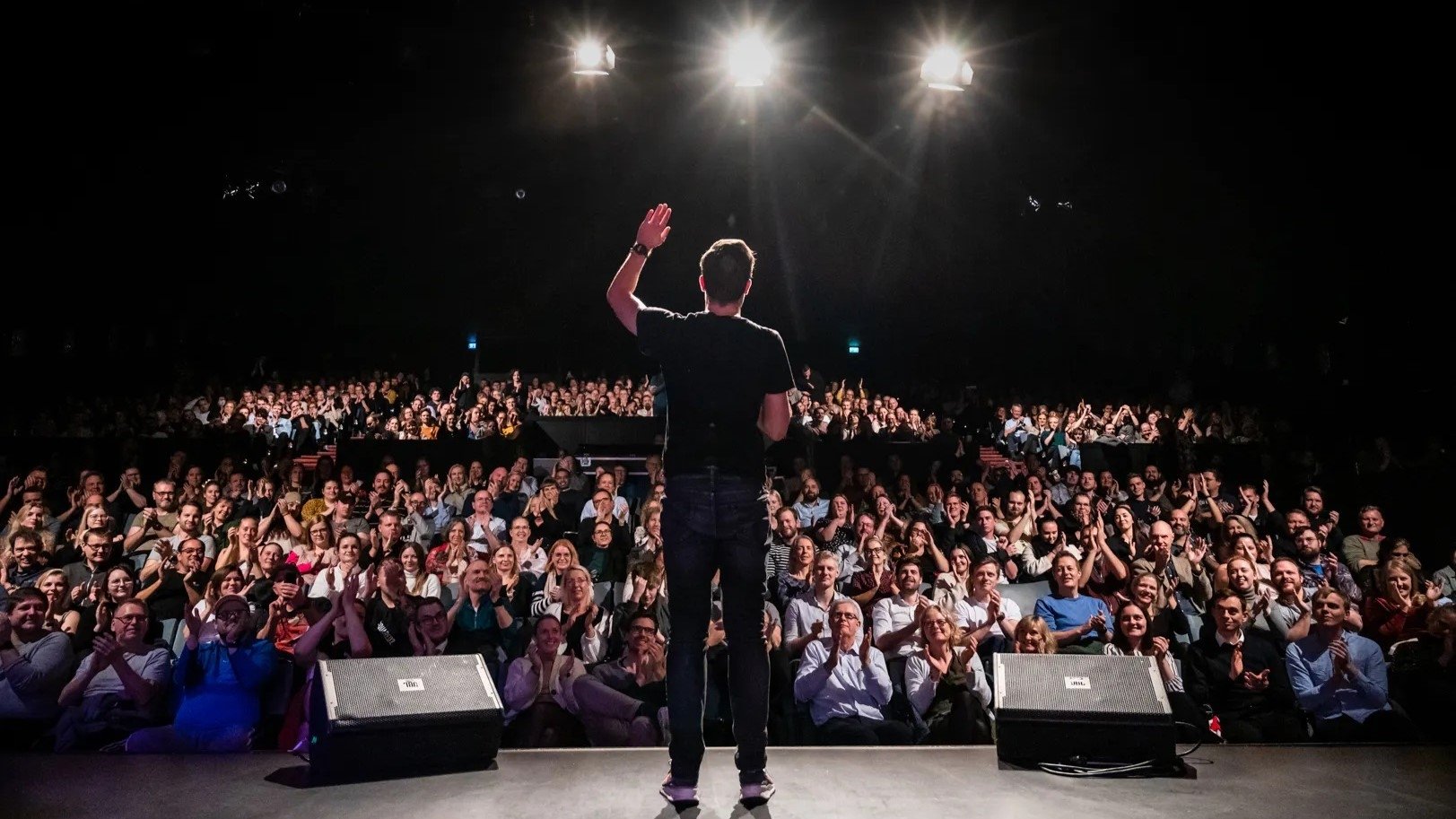 Michael Schøt: DÆMONKRATI Background