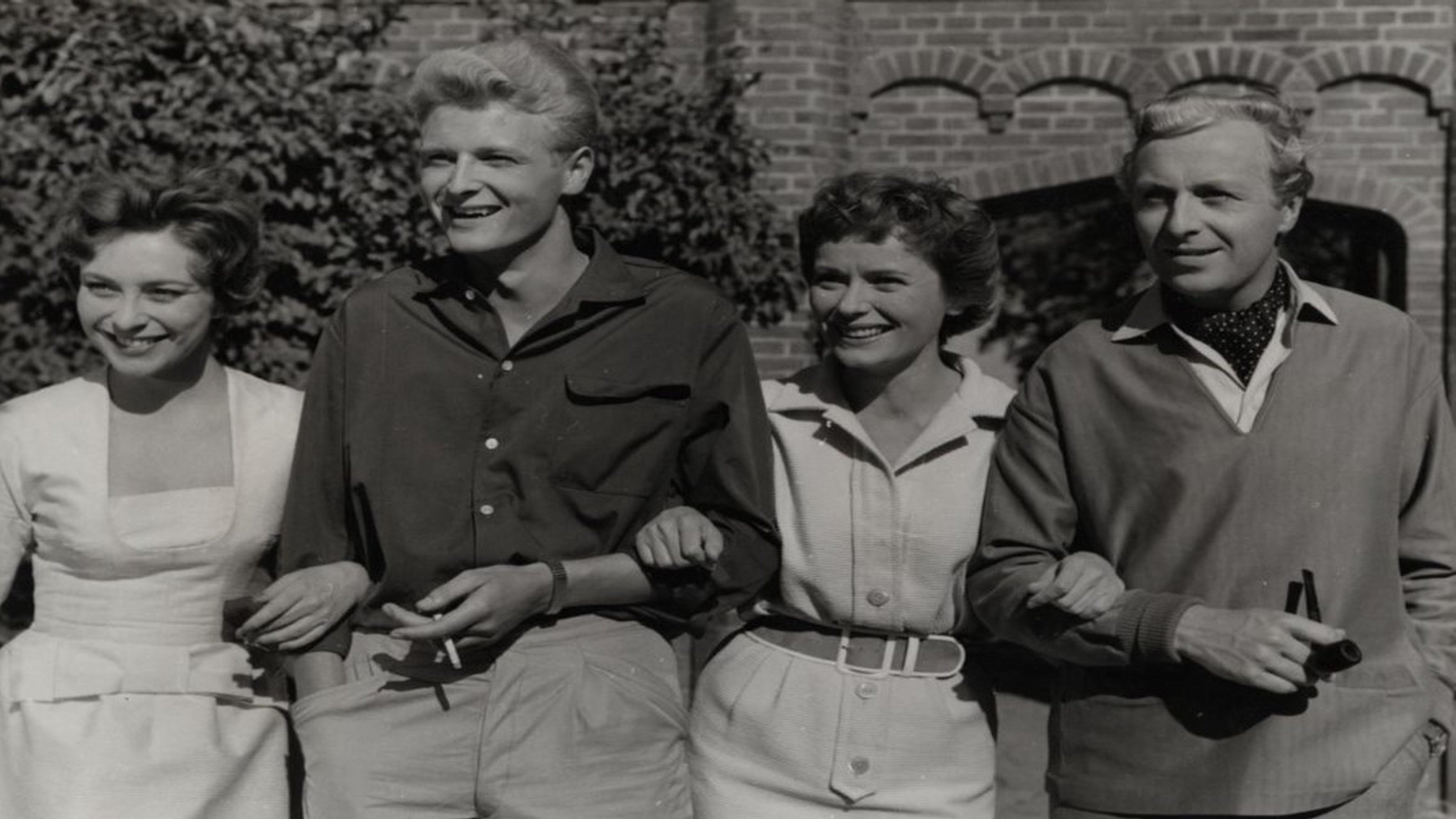 Mor skal giftes Background