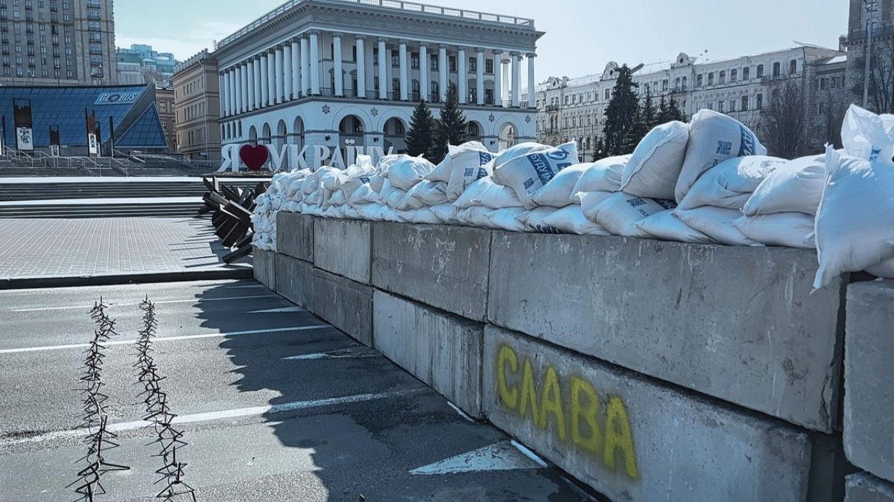 2 Victory Square, Kyiv Background