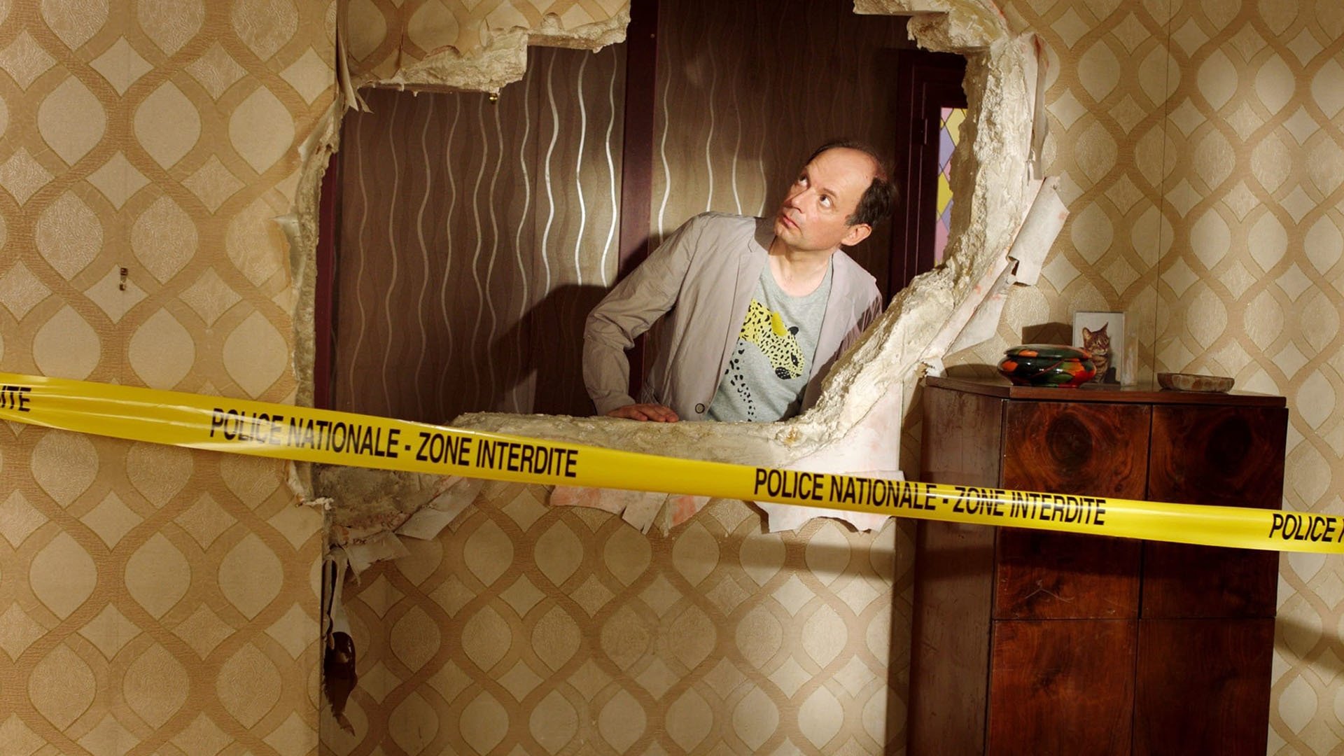 Le passe-muraille Background