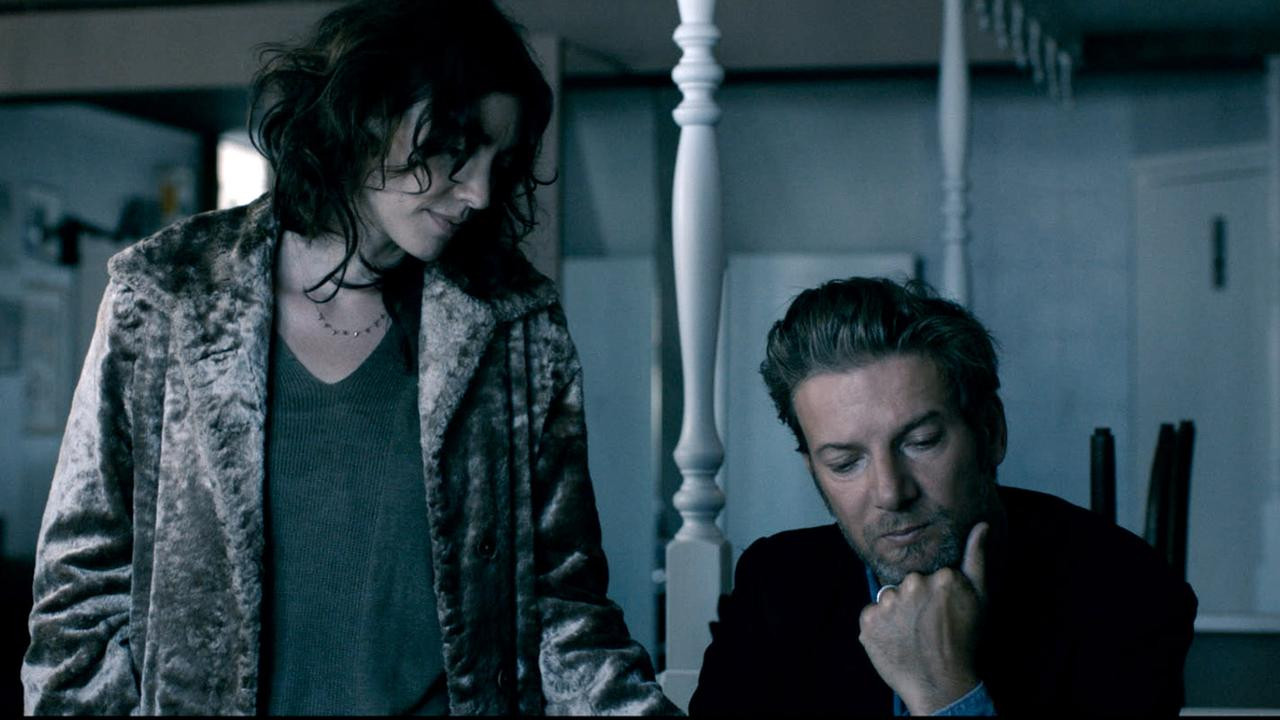 Around Luisa Background