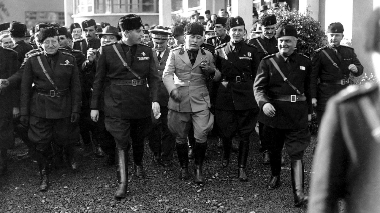 Cinecittà, de Mussolini à la Dolce Vita Background