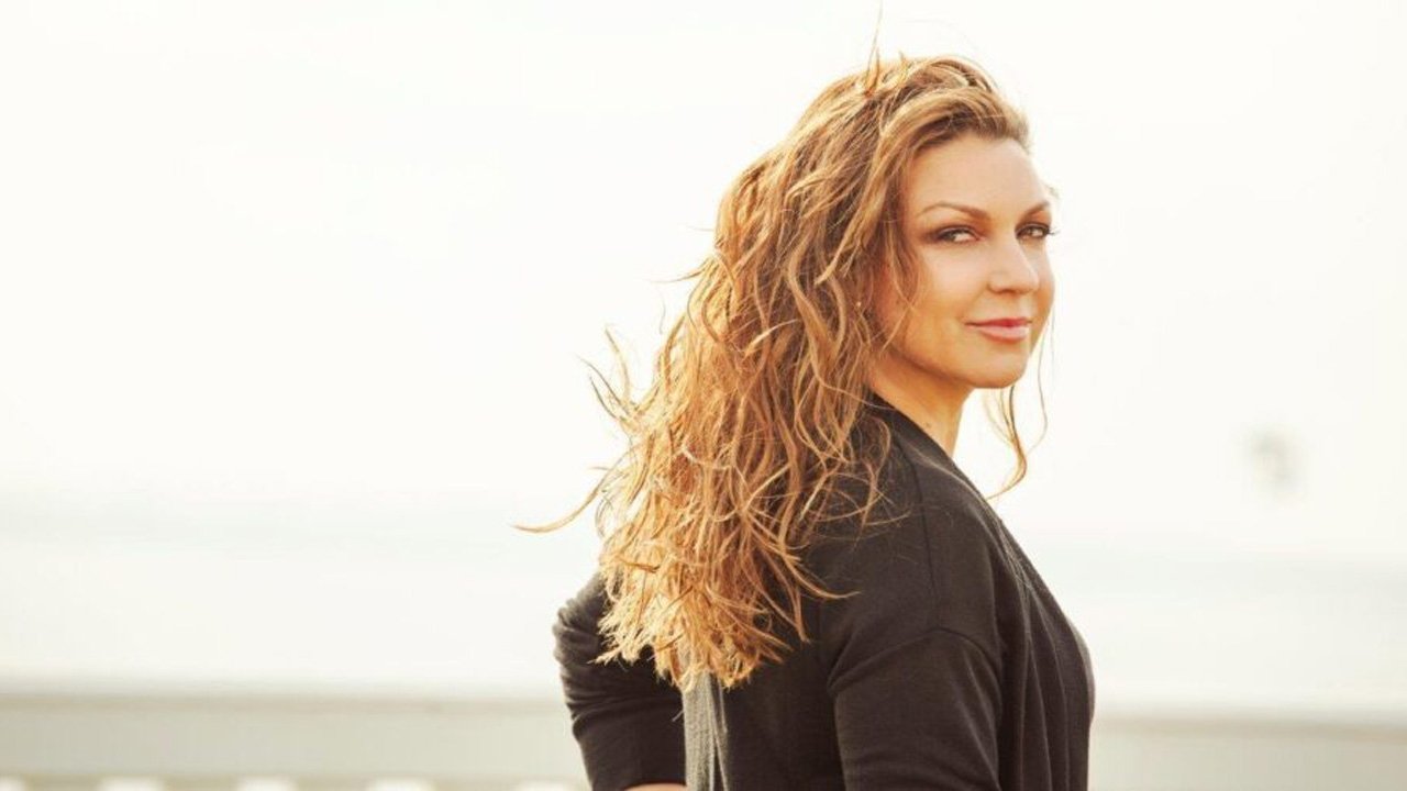 Niña Pastori: No Hay Quinto Malo Background