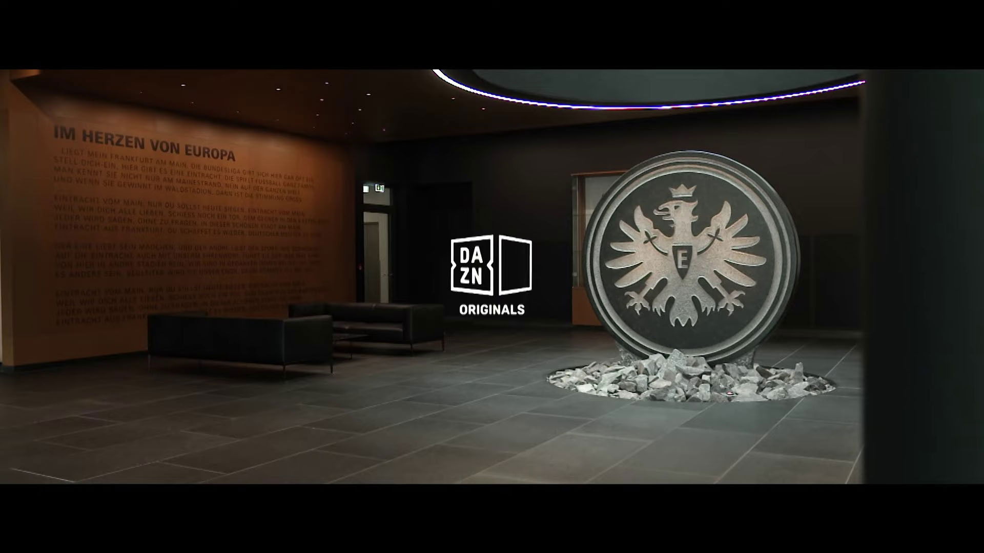 3 Blickwinkel - Königsklasse im Herzen von Europa Background