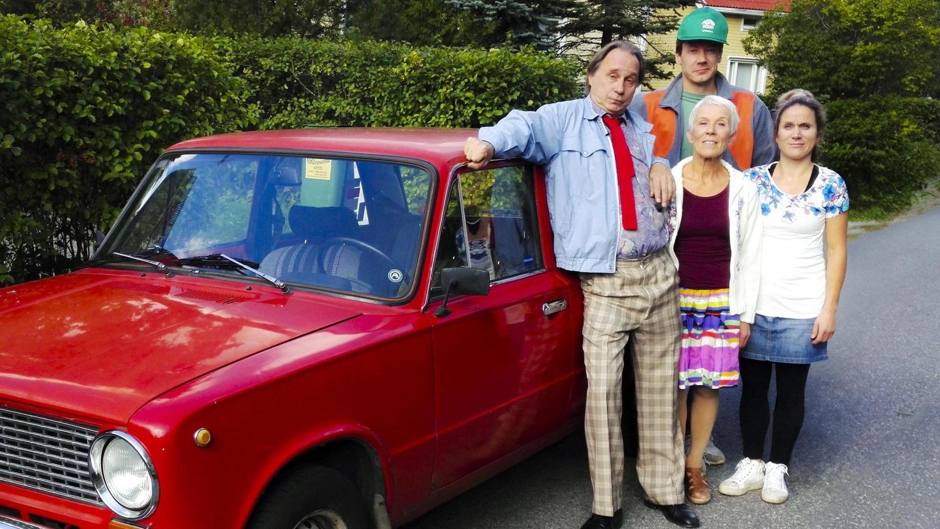 Kyllä isä osaa Background