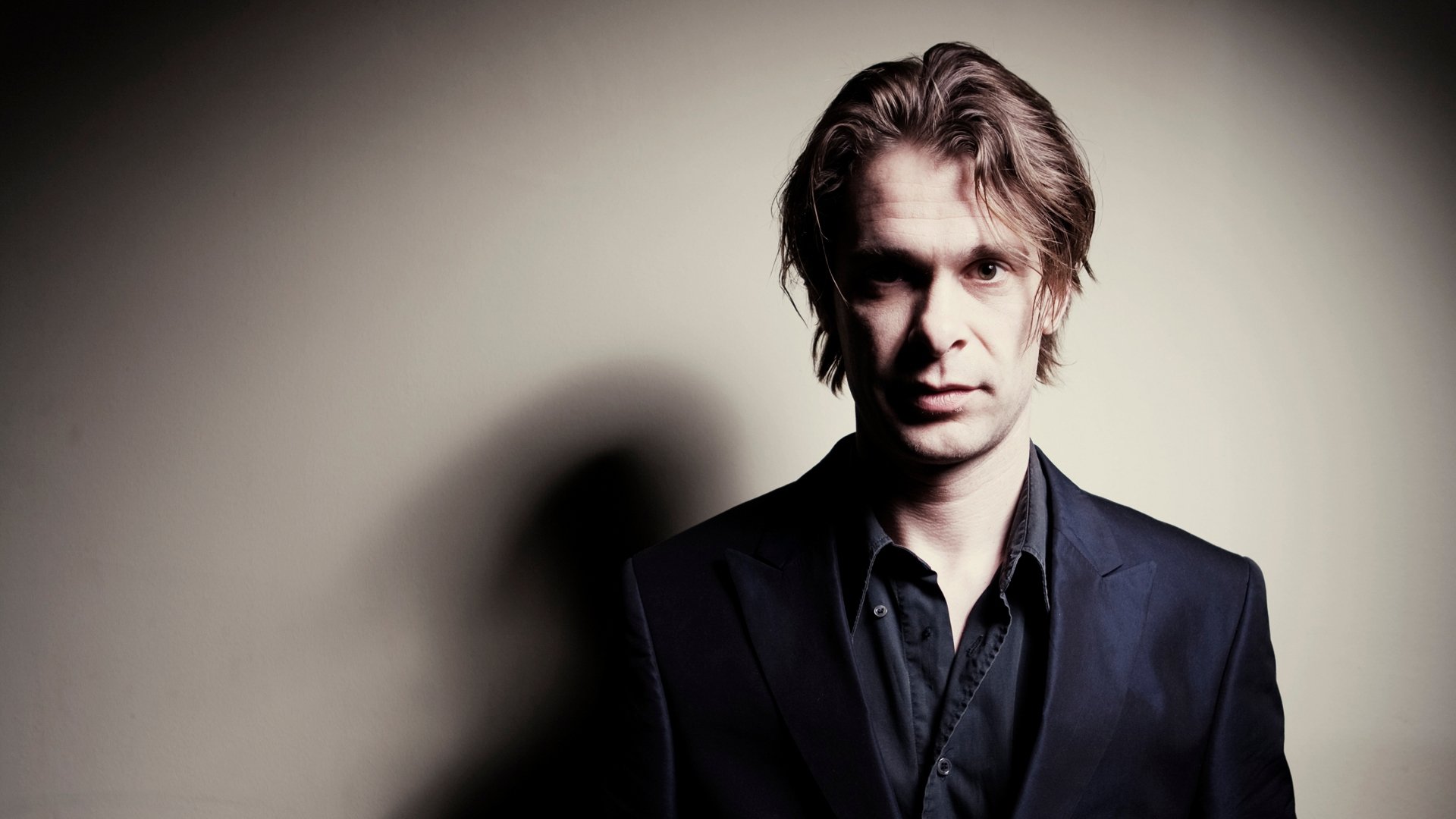 Hans Teeuwen: Hard en Zielig Background