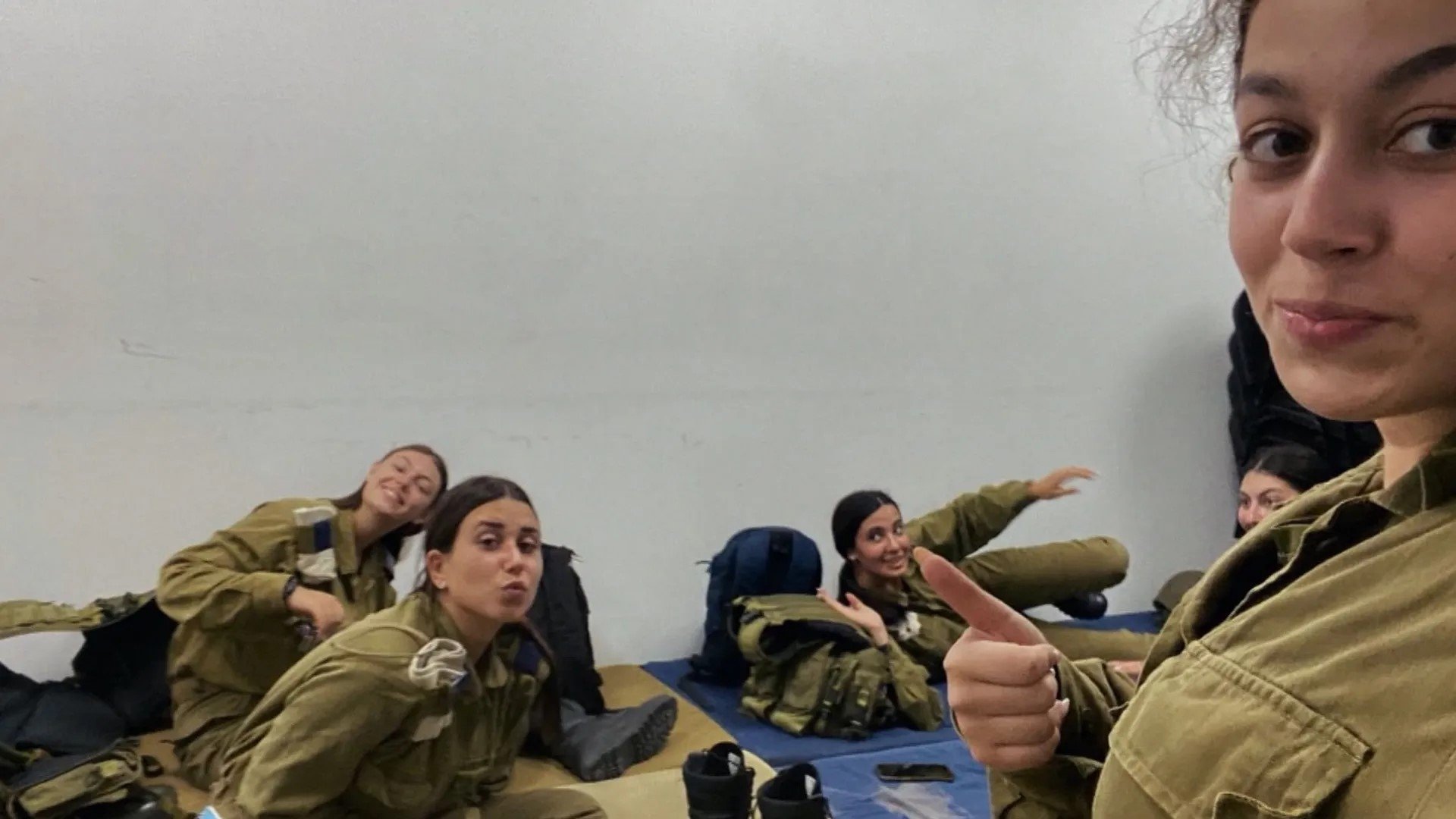 Les guetteuses du 7 octobre Background