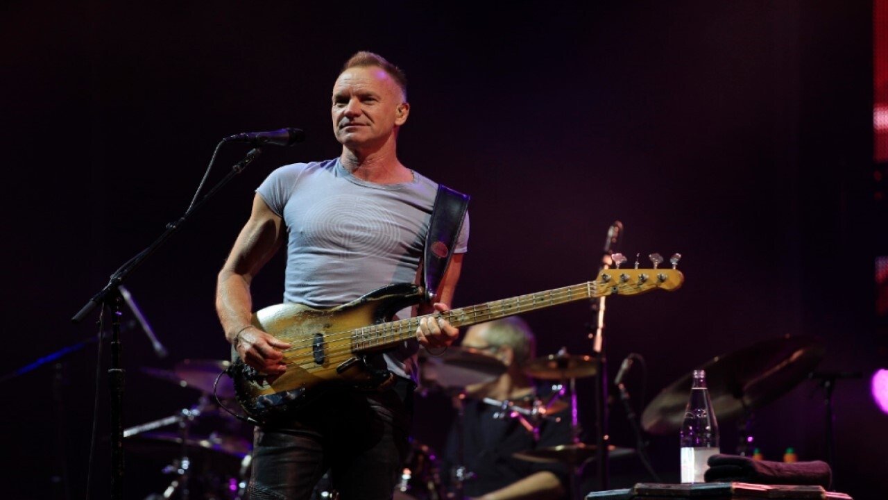 Sting au Bataclan Background