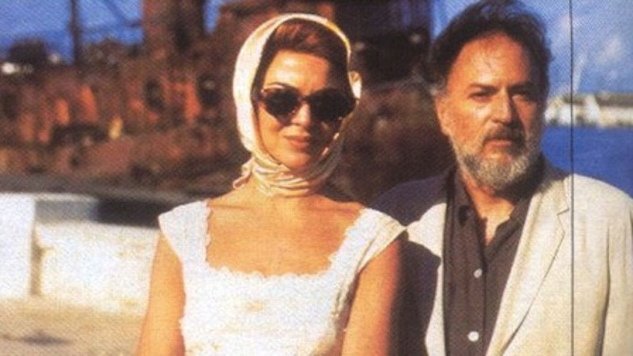 Ilona llega con la lluvia Background