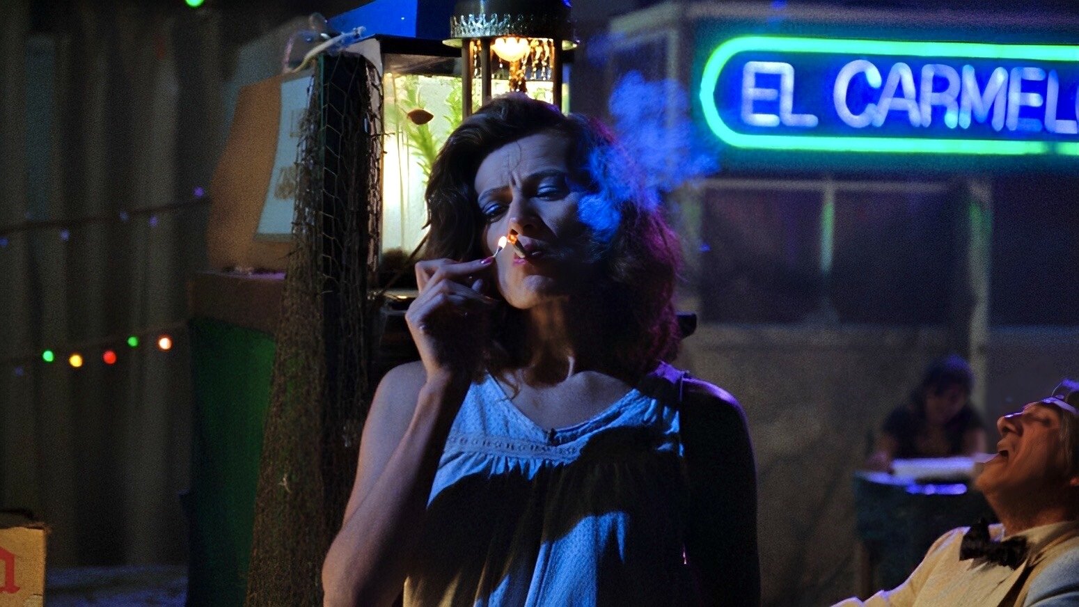 La mujer del puerto Background